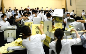 参院選の開票作業を行う多可町職員=10日夜、多可町中区茂利(撮影・伊田雄馬) 参院選の開票作業を行う多可町職員=10日夜、多可町中区茂利(撮影・伊田雄馬)