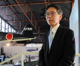 九七式艦上攻撃機の実物大模型の前に立つ佐藤聡さん。「ヒメ305」は祖父の佐藤大尉が搭乗した機体番号=soraかさい 九七式艦上攻撃機の実物大模型の前に立つ佐藤聡さん。「ヒメ305」は祖父の佐藤大尉が搭乗した機体番号=soraかさい