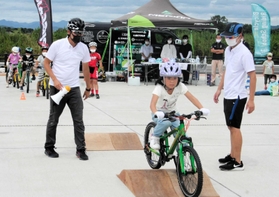 ロードレースチームの指導を受け、自転車の乗り方を学ぶ子どもたち=鶉野飛行場跡 ロードレースチームの指導を受け、自転車の乗り方を学ぶ子どもたち=鶉野飛行場跡
