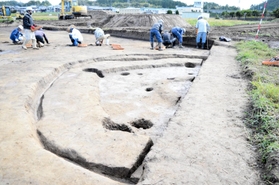 外側の一段高い半円形の遺構は寝床として使われたとみられる=加西市中富町 外側の一段高い半円形の遺構は寝床として使われたとみられる=加西市中富町