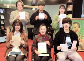 表彰式で自ら書いた手紙を持つ勝谷こころさん(前列左)、和泉久美子さん(同中央)ら入賞者=兵庫教育大学付属図書館 表彰式で自ら書いた手紙を持つ勝谷こころさん(前列左)、和泉久美子さん(同中央)ら入賞者=兵庫教育大学付属図書館