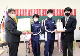片山市長(右)と林晴信市議会議長(左)から激励の品を受け取る陸上部員=西脇工業高校(西脇市提供) 片山市長(右)と林晴信市議会議長(左)から激励の品を受け取る陸上部員=西脇工業高校(西脇市提供)