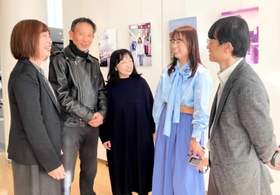 佐藤さんの遺作展を企画した小野高校の同級生ら=小野市役所 佐藤さんの遺作展を企画した小野高校の同級生ら=小野市役所