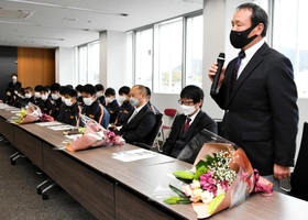 レース展開を振り返り、結果を報告する足立幸永監督=西脇市役所 レース展開を振り返り、結果を報告する足立幸永監督=西脇市役所