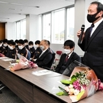 25日に行われた全国高校駅伝大会(京都市)に男女そろって出場した西脇工高陸上部が27日、兵庫県西脇市役所(同市下戸田)を訪問し、片山象三市長や市職員に結果を報告した。市からは男女の監督と主将に花束が贈られ、片山市長が「大舞台で素晴らしいたすきリレーだった」と選手をねぎらった。男子の足立幸永監督は「市や市民のおかげで、最高の準備をして大会に臨めた」と感謝を述べた。
