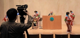 収録に臨む東条播州音頭踊り保存会のメンバー=やしろ国際学習塾 収録に臨む東条播州音頭踊り保存会のメンバー=やしろ国際学習塾