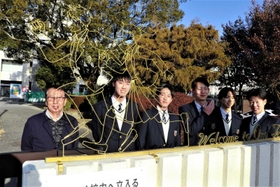 校門に飾られたオブジェと制作した小野工業高校金属工業科の生徒ら=小野市片山町 校門に飾られたオブジェと制作した小野工業高校金属工業科の生徒ら=小野市片山町