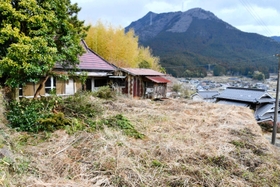 法人が再生を手がける古民家。少し前までは草木に覆われていた=多可町加美区西山 法人が再生を手がける古民家。少し前までは草木に覆われていた=多可町加美区西山