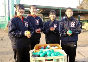 記録整理やボール補修など、さまざまな面からチームを支えるマネジャーたち=加東市木梨、社高校 記録整理やボール補修など、さまざまな面からチームを支えるマネジャーたち=加東市木梨、社高校