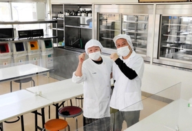 東雲寮の食堂からエールを送る坂本伸吾さん(右)ら=加東市木梨 東雲寮の食堂からエールを送る坂本伸吾さん(右)ら=加東市木梨