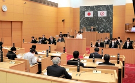 小野市議会の議場。4月の市議選は定員16に対して27陣営が立候補の準備を進めており、激戦が予想される=小野市中島町 小野市議会の議場。4月の市議選は定員16に対して27陣営が立候補の準備を進めており、激戦が予想される=小野市中島町