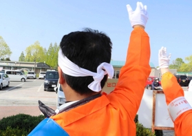 街頭で自身の公約を訴える小野市議選の候補者=小野市内 街頭で自身の公約を訴える小野市議選の候補者=小野市内