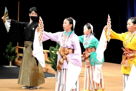 加西市こども狂言塾の塾生に演技指導する野村萬斎さん(左端)=加西市民会館 加西市こども狂言塾の塾生に演技指導する野村萬斎さん(左端)=加西市民会館