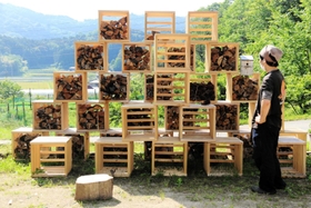 間伐材を利用した作品「木積」。風景に溶け込むように設置されている=加西市上万願寺町 間伐材を利用した作品「木積」。風景に溶け込むように設置されている=加西市上万願寺町
