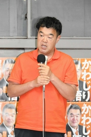 落選の報を受け、支持者にあいさつする河尻悟氏=加西市北条町横尾 落選の報を受け、支持者にあいさつする河尻悟氏=加西市北条町横尾