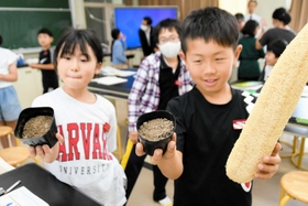 プラスチックごみ問題について学び、ヘチマの種を植え付けた児童=多可町加美区熊野部 プラスチックごみ問題について学び、ヘチマの種を植え付けた児童=多可町加美区熊野部