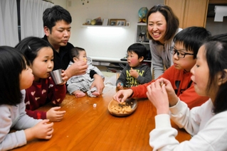 12歳から7カ月まで、6人の子どもがにぎやかに暮らす上野さん宅=西脇市内