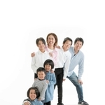 上野さん一家の家族写真。8人いれば、「チューチュートレイン」のダンスも可能だ