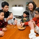 12歳から7カ月まで、6人の子どもがにぎやかに暮らす上野さん宅=西脇市内