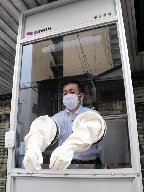 ウオークスルー方式の検査で、医師が入って検体を採取するボックス=神戸市中央区