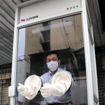 ウオークスルー方式の検査で、医師が入って検体を採取するボックス=神戸市中央区