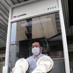 ウオークスルー方式の検査で、医師が入って検体を採取するボックス=神戸市中央区