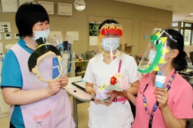 子どもの感染患者を受け入れた加古川中央市民病院。看護師らは手作りのフェースシールドやおもちゃで対応した=加古川市加古川町本町 子どもの感染患者を受け入れた加古川中央市民病院。看護師らは手作りのフェースシールドやおもちゃで対応した=加古川市加古川町本町