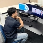 神戸市が導入するシステムを使って医師らと遠隔で意見交換するT-ICUの中西智之社長(左)=神戸市中央区港島中町2(同社提供)