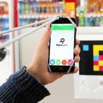 カラフルなタグをスマートフォンのアプリで読み取ると、音声案内が流れる「ナビレンズ」=神戸市中央区港島9