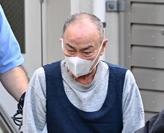 捜査車両に乗り込む勢昇容疑者(中央)=28日午後、神戸市中央区の葺合署