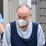 捜査車両に乗り込む勢昇容疑者(中央)=28日午後、神戸市中央区の葺合署