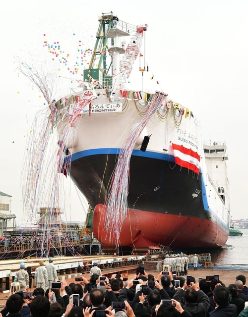 進水する世界初の液化水素運搬船「すいそ ふろんてぃあ」=11日午前、神戸市中央区東川崎町3(撮影・秋山亮太)
