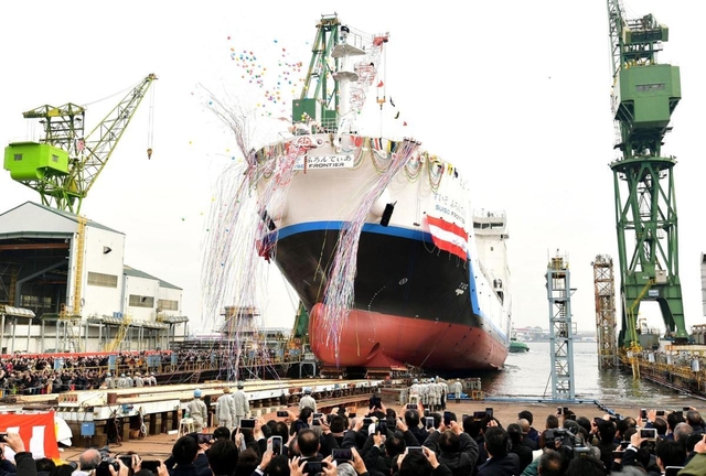 進水する世界初の液化水素運搬船「すいそ ふろんてぃあ」=11日午前、神戸市中央区東川崎町3(撮影・秋山亮太)