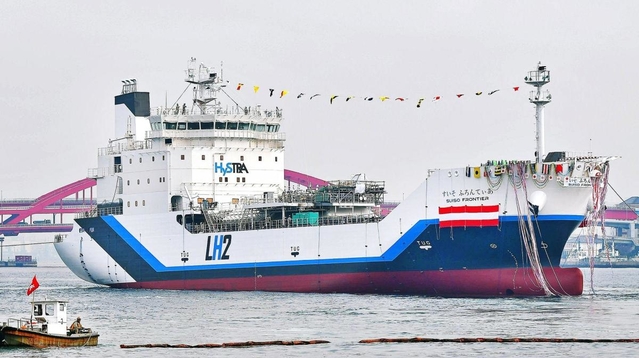 進水式を終え、神戸の海上に浮かぶ液化水素運搬船「すいそ ふろんてぃあ」=神戸市中央区東川崎町3(撮影・秋山亮太)