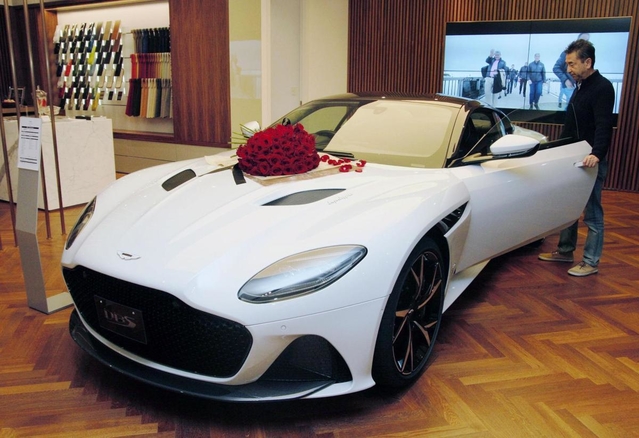 大丸神戸店の福袋で販売されるアストンマーティン「DBSスーパーレッジェーラ」=神戸市中央区西町