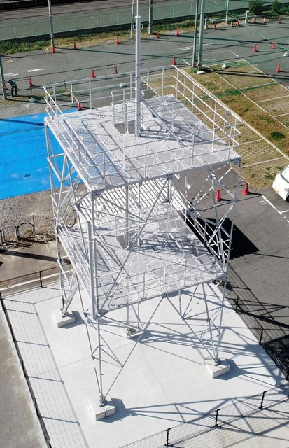 ミライト・テクノロジーズが開設した訓練用通信鉄塔施設=神戸市東灘区向洋町西3