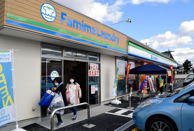 コインランドリーを併設した「ファミリーマート淡路こえなみ店」=南あわじ市榎列