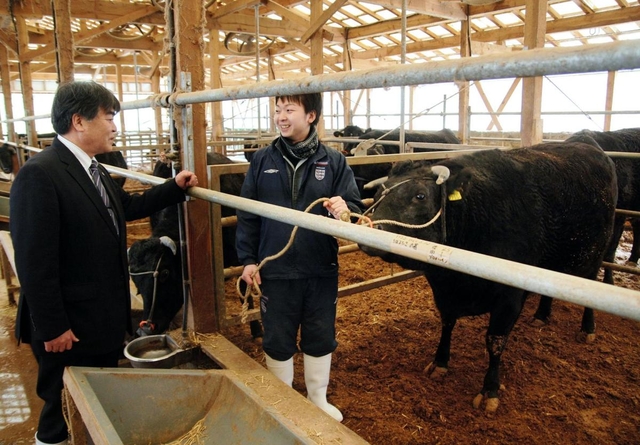 但馬牛を肥育する美方ファームの今後敏成工場長(右)と村上宣人代表=兵庫県香美町村岡区萩山