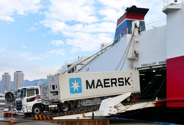 神戸港の岸壁に姿を見せるコンテナトレーラー。住友ゴム工業宮崎工場で生産されたタイヤを積む=神戸市中央区新港町