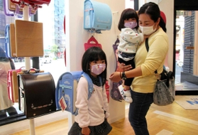 ランドセル商戦が始まり、最新モデルを背負う女の子ら=大阪市西区南堀江1、セイバン心斎橋店