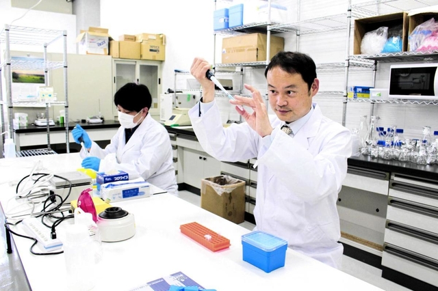 治療薬の開発に取り組むイーベックの研究員=神戸市中央区港島南町5、神戸国際ビジネスセンター