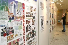 1990年に開店した当時の折り込みチラシや写真などで30年の歴史を振り返る展示=神戸市西区、そごう西神店(撮影・鈴木雅之)