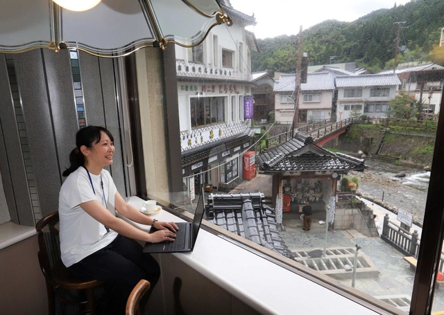 湯村温泉の源泉を見下ろす空き店舗。12月にもワーケーションに対応するカフェをオープンする=兵庫県新温泉町湯(撮影・大森 武)