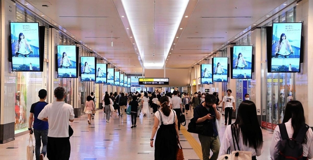 ルクア前に並んだ30面の電子看板。人の視線を感知する=大阪市北区のJR大阪駅