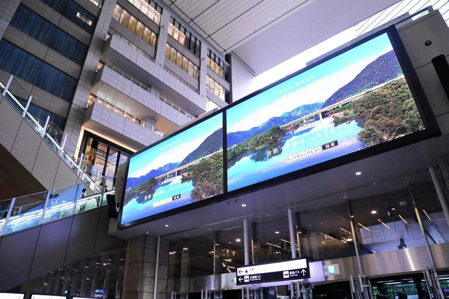 年代や性別を識別できるAIカメラを備えた電子看板=大阪市北区のJR大阪駅