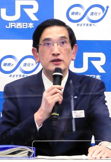 記者会見するJR西日本の長谷川一明社長=30日午後、大阪市(撮影・前川茂之)