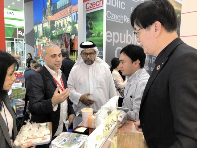 今年2月、アラブ首長国連邦(UAE)の首都ドバイで兵庫県産米などをPRした商談会。本年度はマレーシア向けも支援(県提供)
