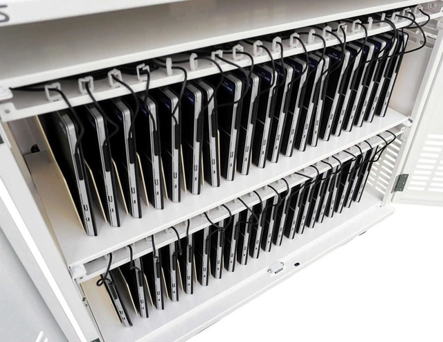 オーエスエムが開発した端末の充電保管庫(同社写真)