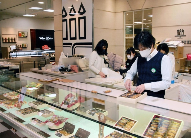 4日の先行開業に向けて準備するスタッフら=神戸市西区糀台5