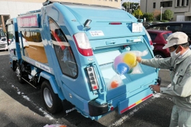 新明和工業はごみ収集車の国内最大手。創業100周年を記念して地元の宝塚市に寄贈した車両。投入したごみの流れが見えるように胴体部が透明になっており、児童の環境学習に使われている=兵庫県宝塚市小浜1